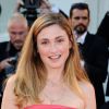 Julie Gayet, charmante sur le tapis rouge de la Mostra de Venise, à l'occasion de la projection du film Birdman en ouverture du festival, le 27 août 2014