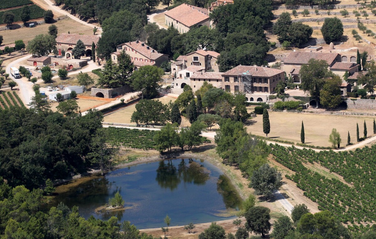 Photo : Une vue aérienne du domaine viticole et du château de Miraval ...