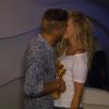 Paga et Adixia s'embrassent en boîte de nuit alors que le Marseillais était en couple avec Charlotte - "Les Marseillais à Rio", épisode du 23 avril 2014 diffusé sur W9.