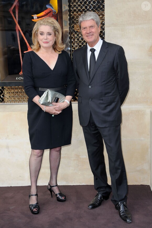 Catherine Deneuve et Yves Carcelle à l'ouverture de la nouvelle boutique Louis Vuitton sur la place Vendôme. Paris, juillet 2012.