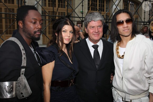 will.i.am, Fergie et Taboo des Black Eye Peas posent avec Yves Carcelle à Paris. Juin 2009.