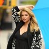 Kate Upton lors d'une séance photo dans les rues de New York, le 29 avril 2014 