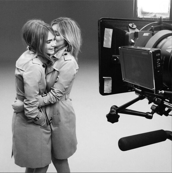 Cara Delevingne et Kate Moss, complices en tournage pour My Burberry, le nouveau parfum de Burberry.