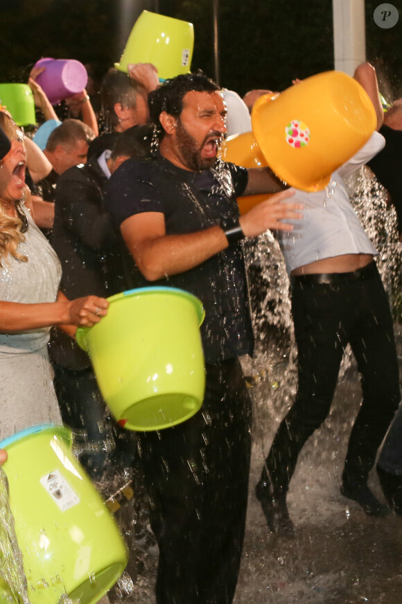 Exclusif - Cyril Hanouna, animateur de Touche pas à mon poste, fait un Ice Bucket Challenge géant devant le siège de la chaine D8 à Boulogne Billancourt le 1er septembre 2014.