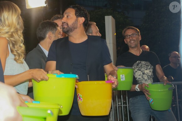 Exclusif - Cyril Hanouna et les équipes de Touche pas à mon poste font un Ice Bucket Challenge géant devant le siège de la chaine D8 à Boulogne Billancourt le 1er septembre 2014.