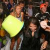 Exclusif - Valérie Bénaïm, Enora Malagré et les équipes de Touche pas à mon poste font un Ice Bucket Challenge géant devant le siège de la chaine D8 à Boulogne Billancourt le 1er septembre 2014.