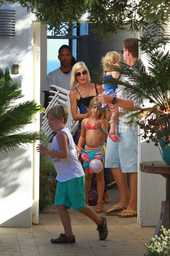 Tori Spelling organise une fête d'anniversaire pour son fils Finn à Malibu. Son mari Dean McDermott et sa mère Candy Spelling aident aux préparatifs. Le 30 août 2014.