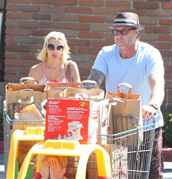 Tori Spelling fait du shopping avec son mari Dean McDermott et leurs enfants Liam, Stella et Hattie à "Ralphs" à Malibu, le 23 août 2014.