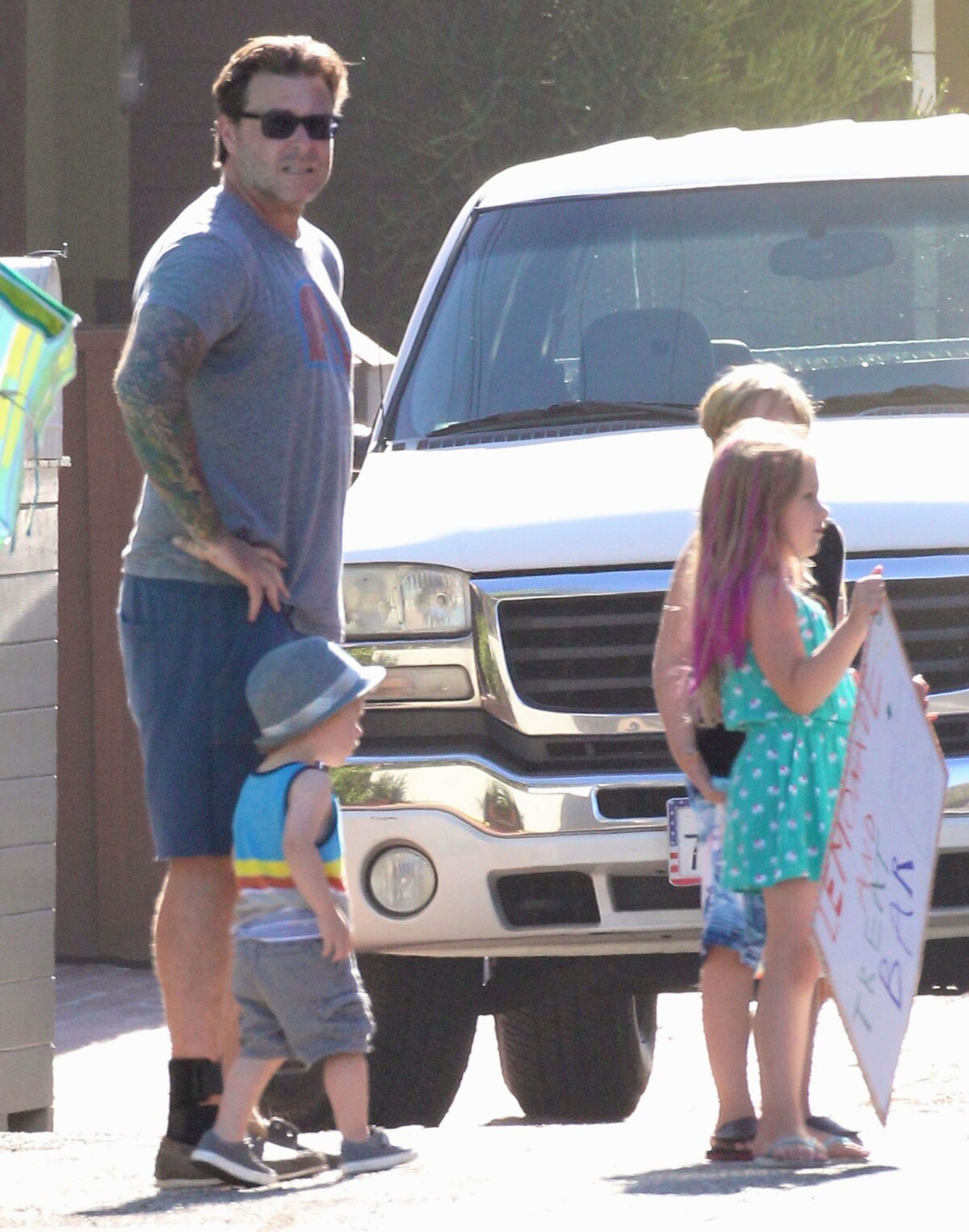Photo Tori Spelling et son mari Dean McDermott aident leurs enfants