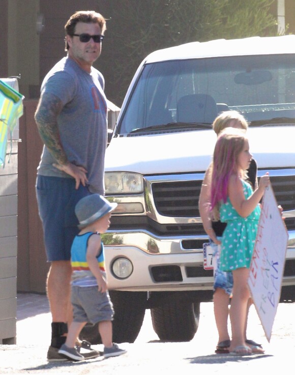 Tori Spelling et son mari Dean McDermott aident leurs enfants Liam, Stella, Hattie et Finn à tenir un stand de vente de limonade devant chez eux à Malibu, le 21 août 2014.