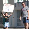 Tori Spelling et son mari Dean McDermott aident leurs enfants Liam, Stella, Hattie et Finn à tenir un stand de vente de limonade devant chez eux à Malibu, le 21 août 2014.