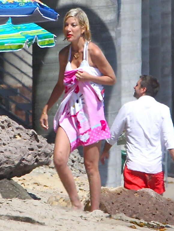 Tori Spelling, son mari Dean McDermott et leurs enfants jouent sur la plage à Malibu, le 16 août 2014.