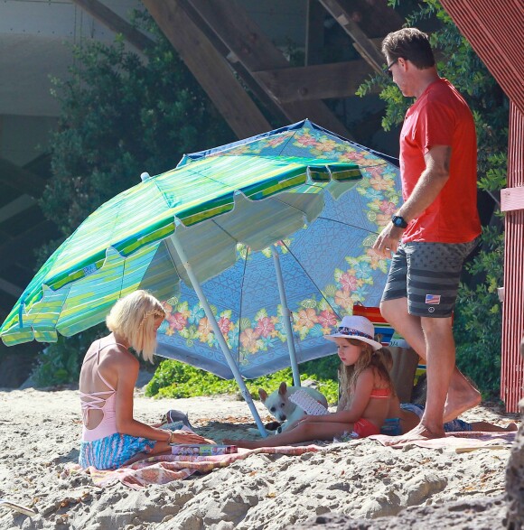 Tori Spelling en famille à la plage, le 1er septembre 2014.