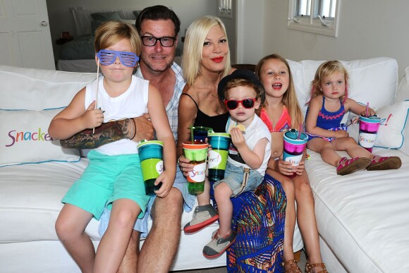 Tori Spelling et  Dean McDermott avec leurs enfants lors de l'anniversaire de leur fils Finn à Malibu, le 30 août 2014.