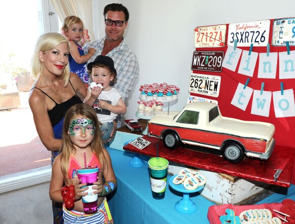 Tori Spelling et Dean McDermott avec leurs enfants lors de l'anniversaire de leur fils Finn à Malibu, le 30 août 2014.