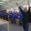 Tim Cook dans une boutique Apple pour la sortie de l'iPhone 5s et 5c à Palo Alto, le 20 septembre 2013.