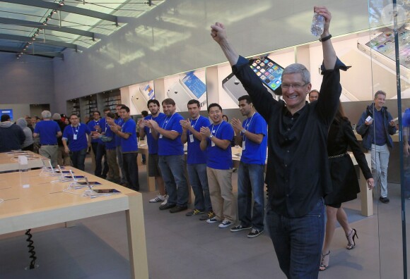 Tim Cook dans une boutique Apple pour la sortie de l'iPhone 5s et 5c à Palo Alto, le 20 septembre 2013.