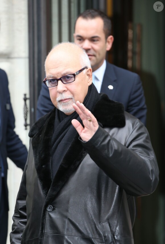 René Angélil à la sortie de l'hôtel Royal Monceau, à Paris, le 22 novembre 2013