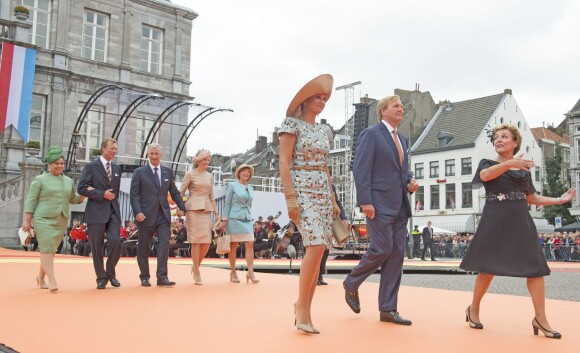 La grande-duchesse Maria-Teresa, le grand-duc Henri de Luxembourg, le roi Willem-Alexander et la reine Maxima des Pays-Bas, la reine Mathilde et le roi Philippe de Belgique, le président allemand Joachim Gauck et Daniela Schadt arrivent pour la célébration, le 30 août 2014 à Maastricht, du bicentenaire du royaume des Pays-Bas.