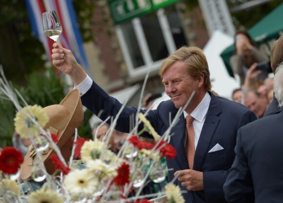 Le roi Willem-Alexander des Pays-Bas porte un toast lors de la célébration du bicentenaire du royaume des Pays-Bas le 30 août 2014 à Maastricht.