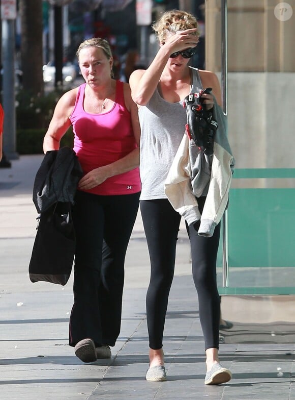 Exclusif - Charlize Theron et sa mère Gerda sortent de leur cours de gym à Beverly Hills, le 15 décembre 2013