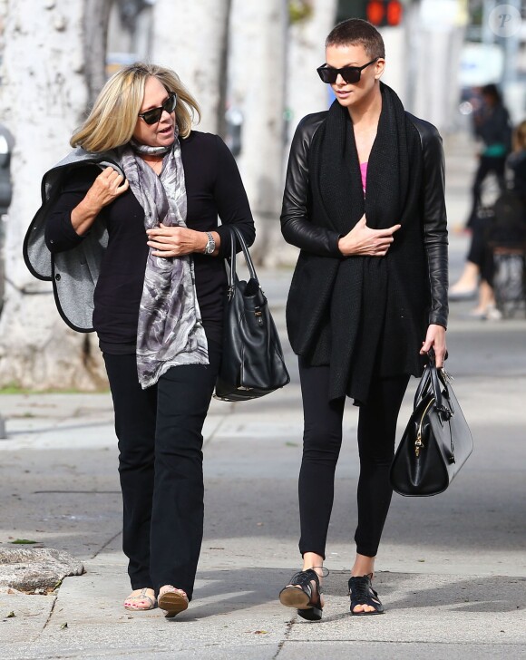 Charlize Theron et sa mère Gerda ont déjeuné dans un restaurant à Beverly Hills le 22 décembre 2012