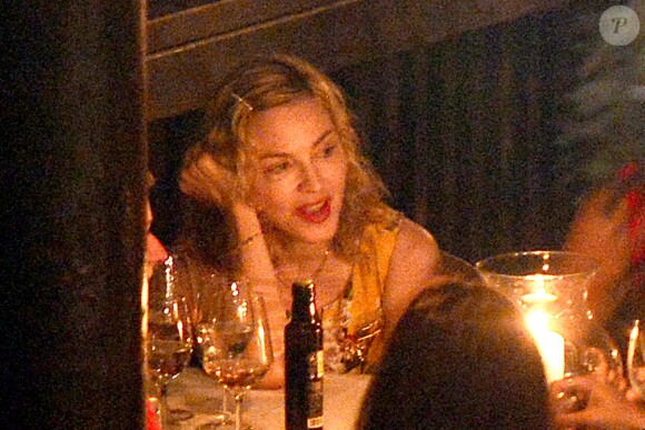 Exclusif - Madonna est allée dîner au restaurant avec des amis pendant ses vacances à Ibiza. Le 20 août 2014.