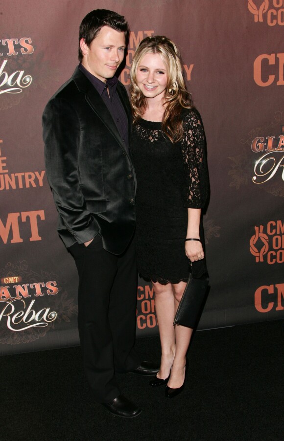 Beverley Mitchell et son mari Michael Cameron à Los Angeles, le 26 octobre 2013.