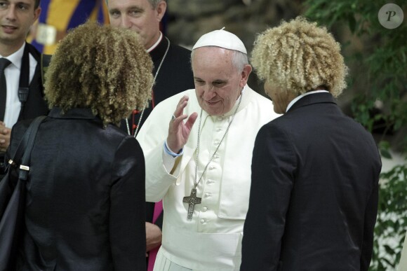 Pape François avec Carlos Valderrama et sa femme au Vatican le 1er septembre 2014. 