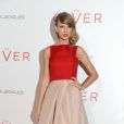  Taylor Swift adopte la frange, tendance capillaire de la rentrée 2014 
