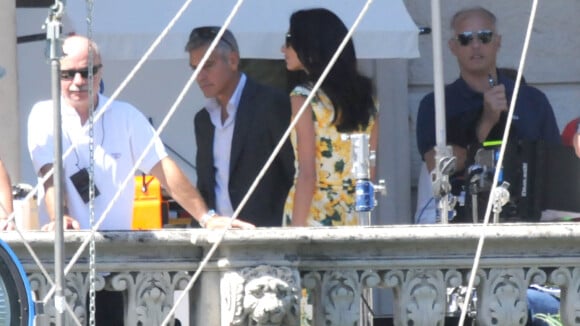 George Clooney enlace sa future femme Amal, quand Jean Dujardin boit un café