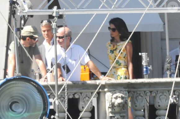 George Clooney a reçu la visite de sa fiancée Amal Alamuddin sur le tournage de la nouvelle publicité Nespresso à Cernobbio le 27 août 2014