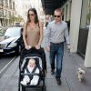 Danielle O'Hara et son époux Jamie O'Hara avec leur petit garçon Archie, dans les rues de Londres, le 21 mars 2011