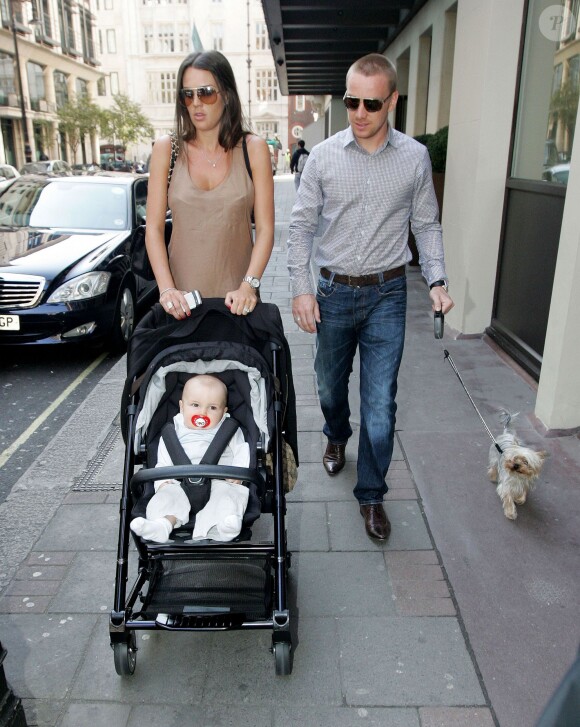 Danielle O'Hara et son époux Jamie O'Hara avec leur petit garçon Archie, dans les rues de Londres, le 21 mars 2011