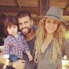 Shakira avec Gerard Piqué et son fils Milan à la campagne le 23 juillet 2014.