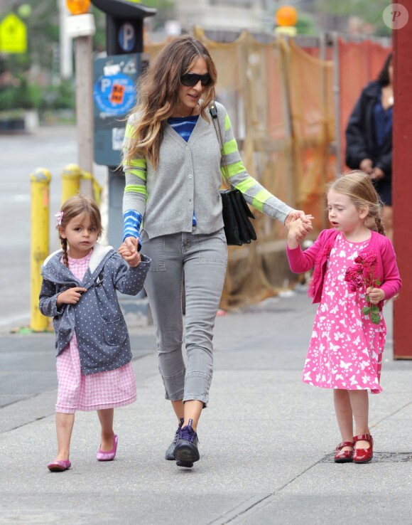 Sarah Jessica Parker et ses jumelles Marion et Tabitha Broderick se promènent à Greenwich Village à New York, le 12 juin 2014.