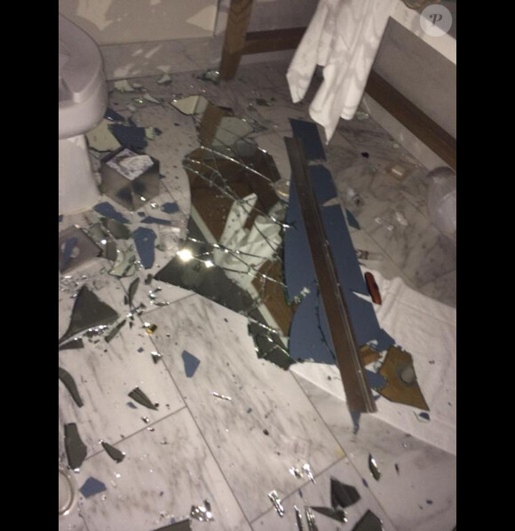 Christophe Dechavanne a posté sur Twitter une photo de cette sa chambre d'hôtel, près de San Francisco, ravagée par le séisme.