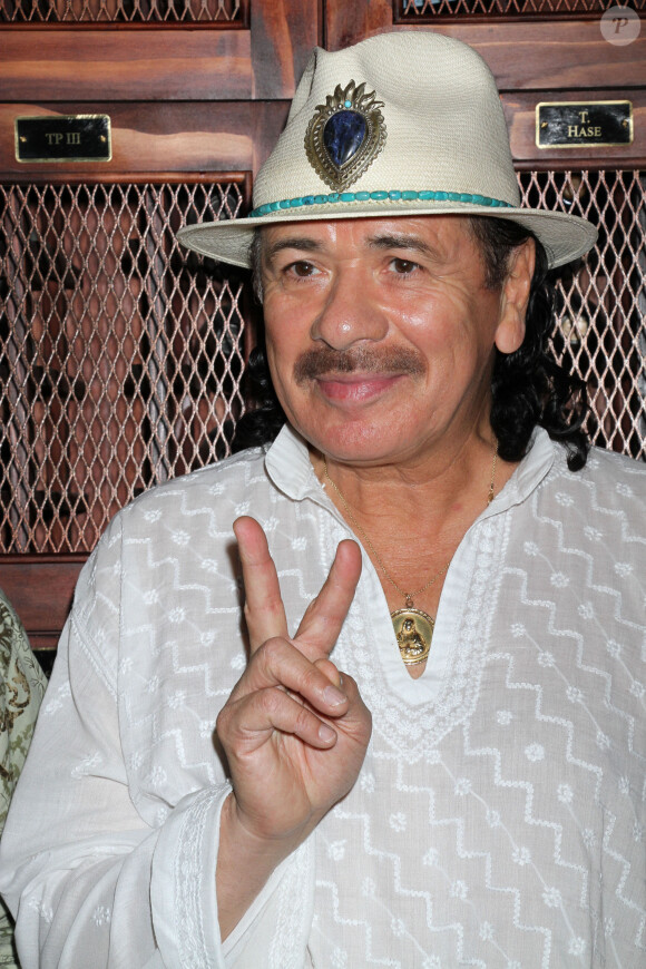 Carlos Santana présente le vin "Supernatural Rose Wine" à Las Vegas, le 22 mai 2013.