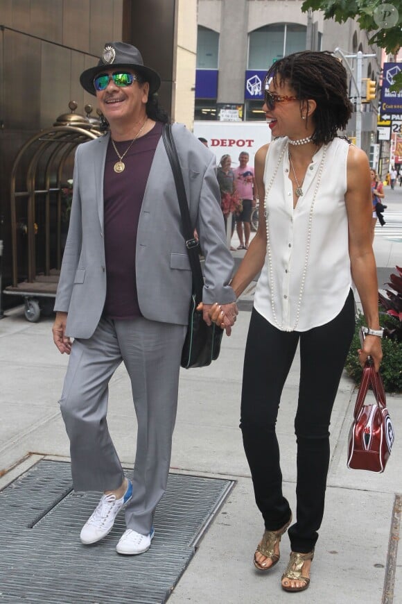 Carlos Santana se promène avec sa femme Cindy Blackman, le 27 juillet 2012.