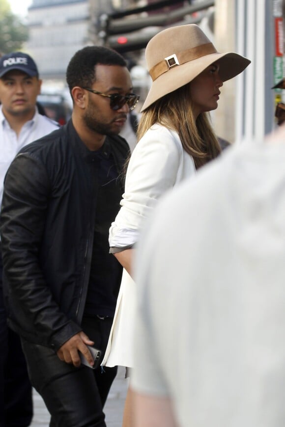 John Legend et sa femme Chrissy Teigen se rendent chez Colette, à Paris. Le 10 septembre 2014.