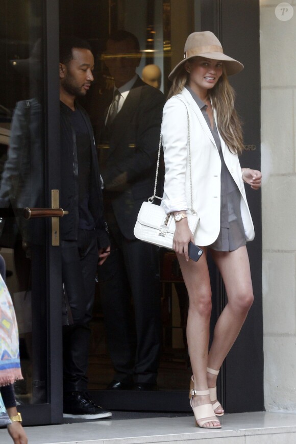John Legend et sa femme Chrissy Teigen quittent la boutique Tom Ford, dans le 1er arrondissement. Paris, le 10 septembre 2014.
