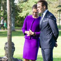 Victoria de Suède : Promenade haute en couleur avec son mari Daniel à Umea