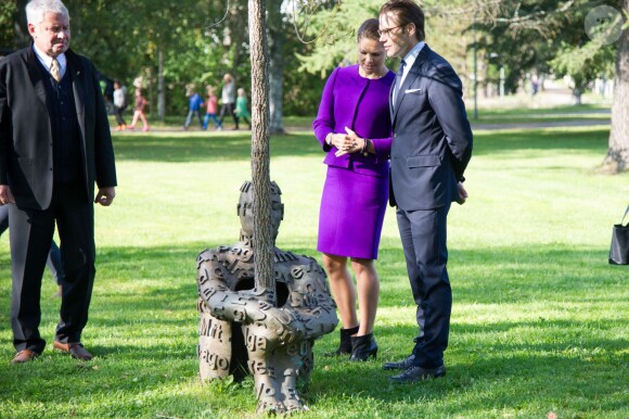 La princesse Victoria et son mari le prince Daniel de Suède visitant le Parc des sculptures à Umea le 11 septembre 2014