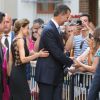 La reine Letizia d'Espagne somptueuse dans une robe ajourée Felipe Varela à Malaga le 5 septembre 2014