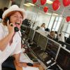 Charity Day BGC 2014 - Véronique Genest - Courtier d'un jour pour encourager les clients à passer ce jour là le maximum d'ordres dans la salle des marchés d'Aurel BGC Rue Vivienne à Paris. Le 11 septembre 2014