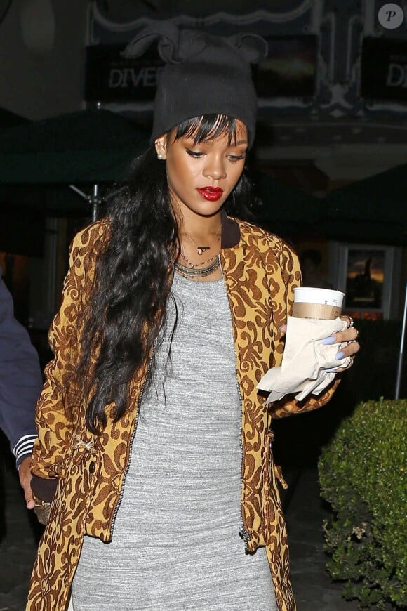 Rihanna, adepte de la frange l'accessoirise avec un bonnet tendance
