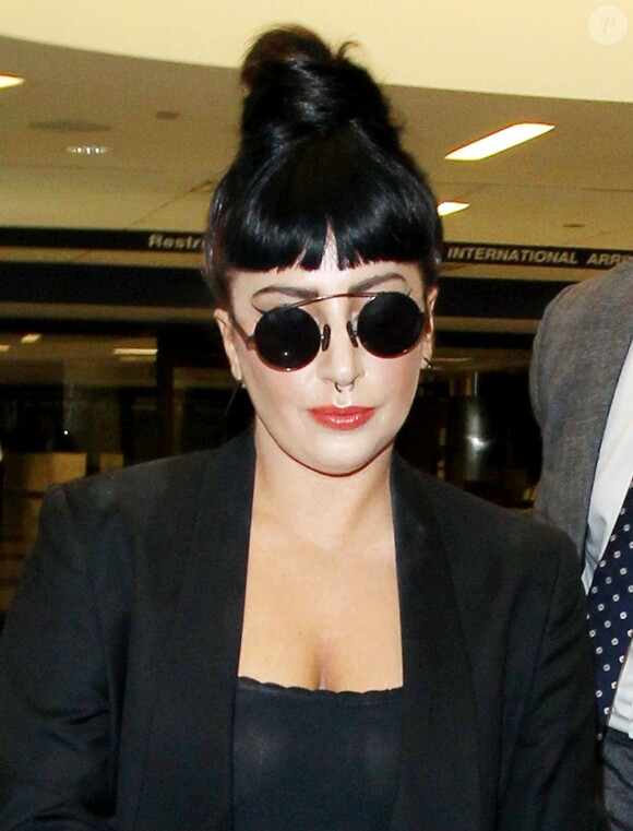 Lady Gaga adopte le chignon + frange, mais version grunge