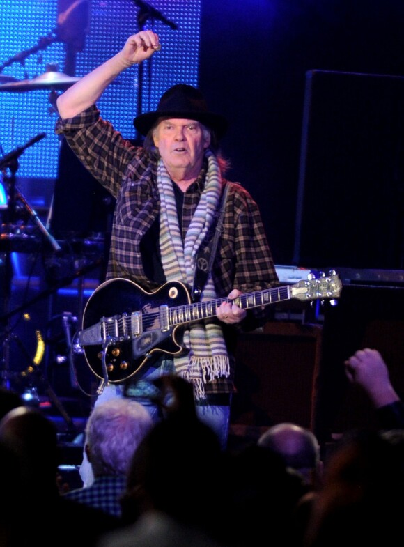 Neil Young et son groupe Crazy Horse lors des MusiCares au Los Angeles Convention Center de Los Angeles, le 8 février 2013