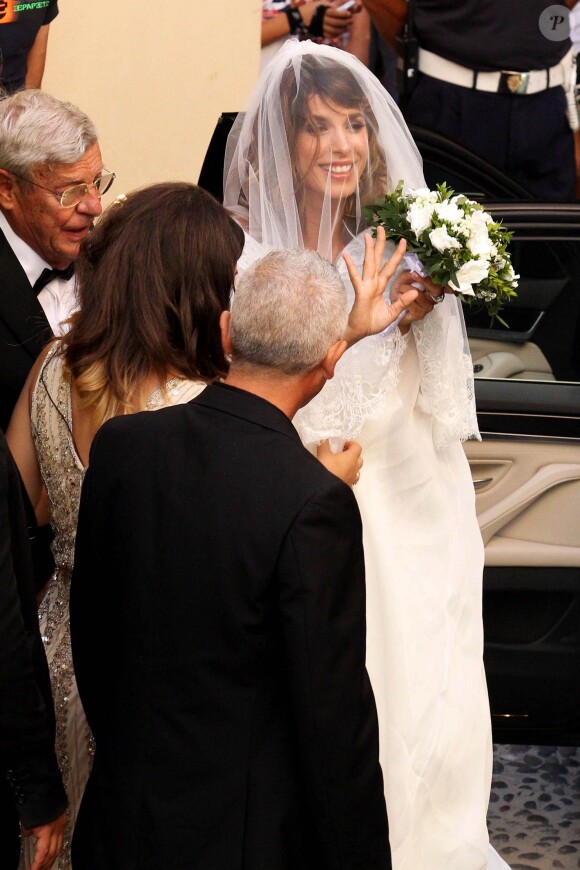Elisabetta Canalis dans une robe virginale lors de son mariage avec Brian Perri à Sassari, Sardaigne, le 14 septembre 2014.