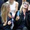 Cara Delevingne et le top Kate Moss ultra-complices au défilé de mode "Burberry Prorsum" à Londres. Le 15 septembre 2014 